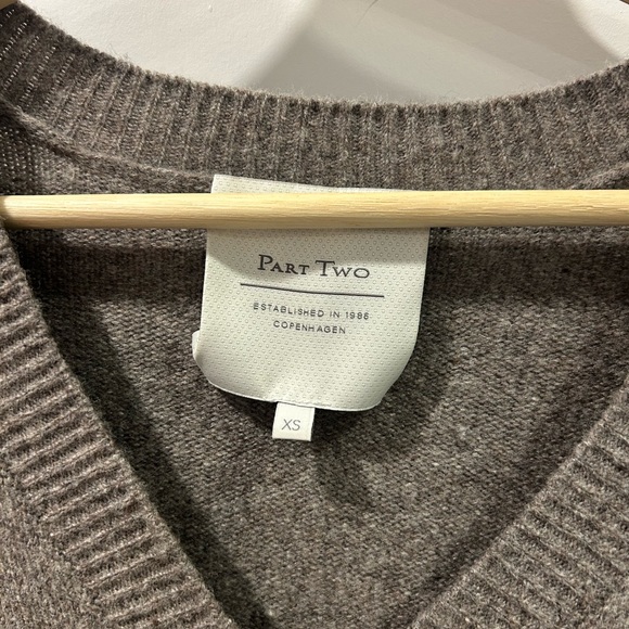 Part two sweather - Picture 3 of 3